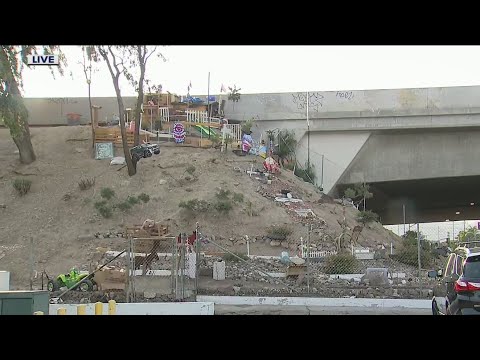 , title : 'Homeless man creates mini mansion alongside Pacoima freeway'