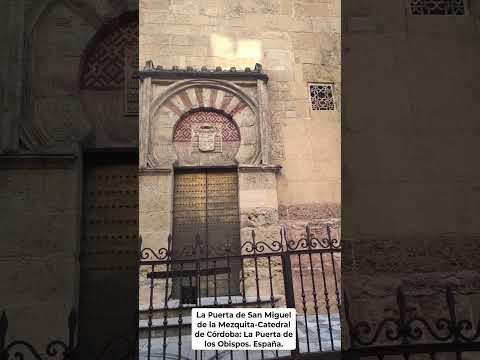 LA PUERTA DE LOS OBISPOS: LA PUERTA DE SAN MIGUEL DE LA MEZQUITA-CATEDRAL DE CÓRDOBA. España.