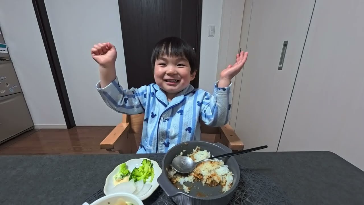 ご飯が進まない⁉️➡️最近、ハマっている手遊びを披露してくれました👦🥣