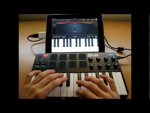 Akai MPK Mini Live Performance - iPad GarageBand