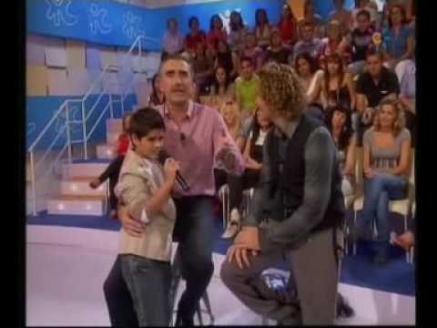 David Bisbal y Abraham Mateo (11 años) cantan en Menuda Noche - Esclavo de sus besos - Me Derrumbo