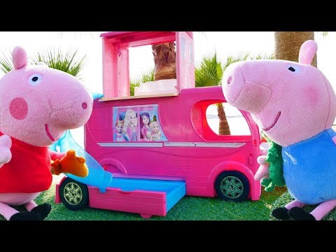 Las aventuras de Piggy Peppa. Vídeos de juguetes peluches.