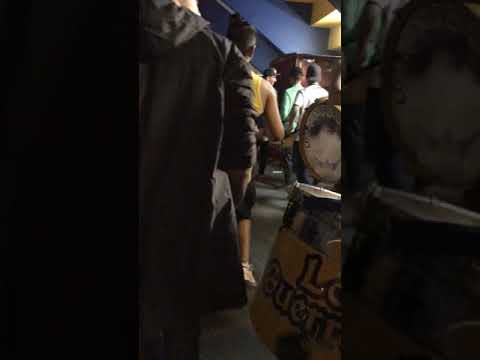 "Los Guerreros tocando después del partido" Barra: Los Guerreros &bull; Club: Rosario Central