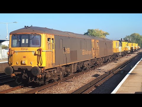 SITT crosses with RHTT outside Paddock Wood! 73109 & 73128 pass just before 66724 TnT 66723 10/10/18