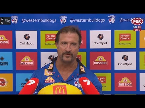 Western Bulldogs coach called to apologise after 'gutter journalism' sledge