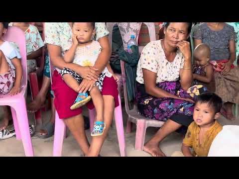 Pastorul Nelu Istrate predică la refugiați de război din Myanmar