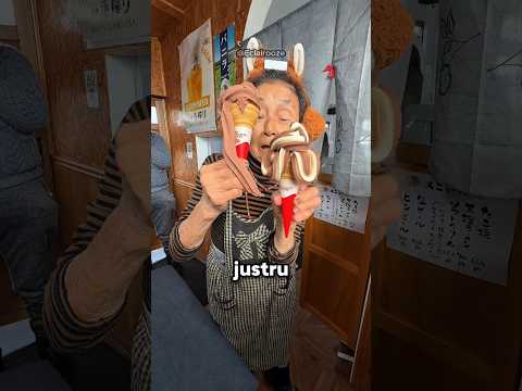 Inilah Alasan Mengapa Banyak Orang Antri Beli Es Krim Nenek Ini!