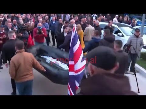 Emigrimi masiv i shqiptarëve drejt Britanisë, protestuesit me gomone ‘zbarkojnë’ para kryeministrisë