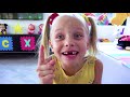 Alicia y sus juegos con la pequeña Eva Alicia y sus juegos con la pequeña Eva