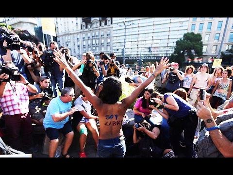 なぜ女性はトップレスで抗議するのか？ (Why Are Women Protesting Topless?)