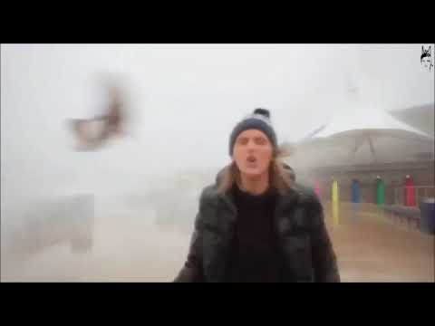 Fisch fliegt Frau ins Gesicht