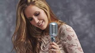 MARÍA TOLEDO -Ayúdame A Reír (Lyric video)