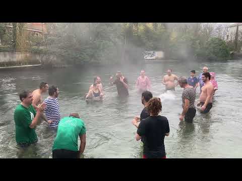 À l'Isle-sur-la-Sorgue, une vingtaine de courageux pour le bain du Nouvel An