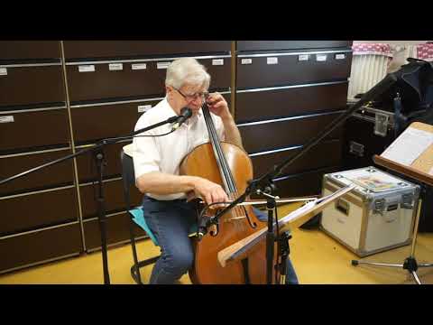 Peter Henn erklärt das Greifen beim Cello