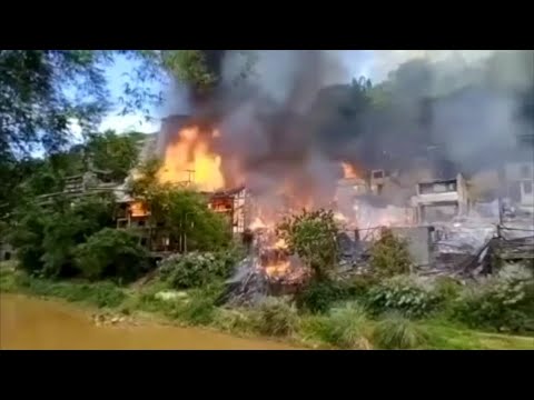 Incêndio na antiga cidade de Zhongshan, em Chongqing, que tem uma história de mais de 800 anos