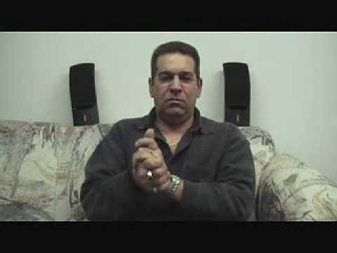 manualist plays man in the mirror on his hands!