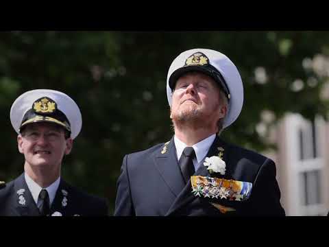 Koning Willem-Alexander neemt defile af tijdens Veteranendag 2024
