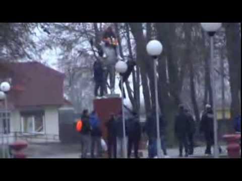 Фанаты футбольного клуба Шахтёр Солигорск в Осиповичах 24 11 2013