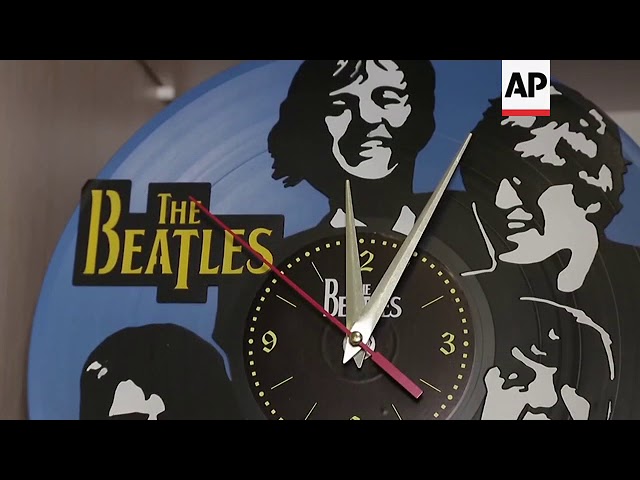 Vídeo relacionado con Reloj De Pared De Disco De Vinilo Silueta Joven Cazatesoros Cine 80s
