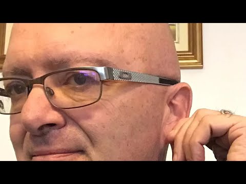 Manipolarsi il lobo dell’orecchio- Segnali di comunicazione non verbale