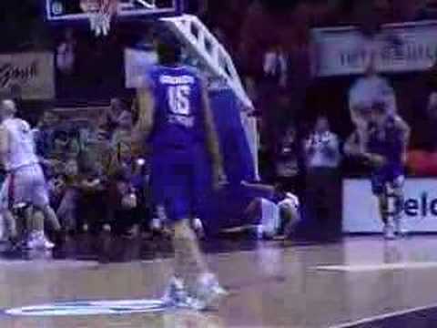 11 11-12-07 BCO-Athene - Jerry Green scoort op de fast-break