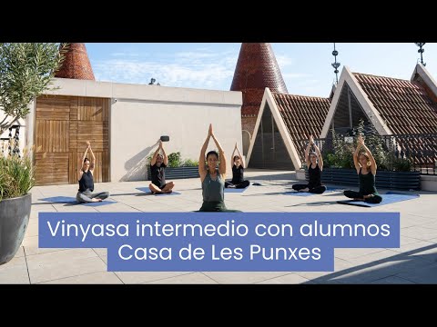Vinyasa intermedio con alumnos en la Casa de les Punxes