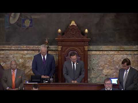 Dowling Opens Session With Prayer