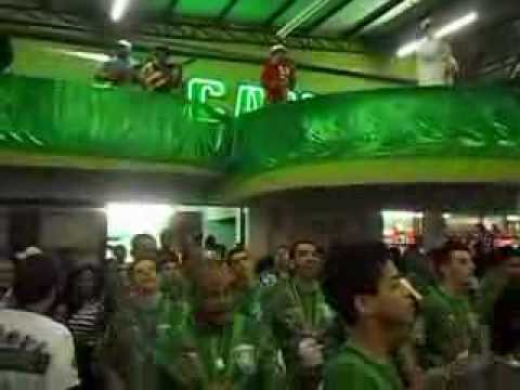 X-9 A Pioneira na Camisa Verde e Branco