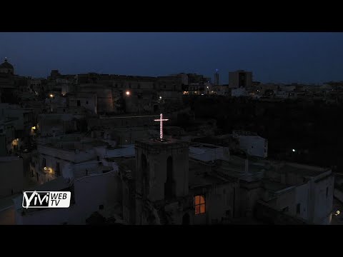 Una croce si è illuminata sul campanile dell’Antica Chiesa Madre ❤️⛪