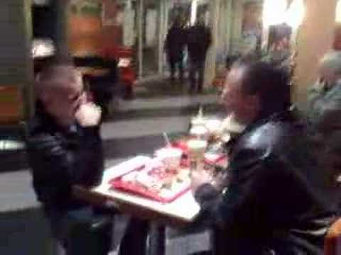 dicker Grieche lernt russisch bei Macdonalds