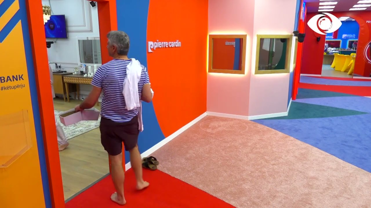 O borgjezia/ Qetsori përshëndet vajzat në suitë