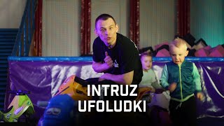 Kadr z teledysku Ufoludki tekst piosenki Intruz