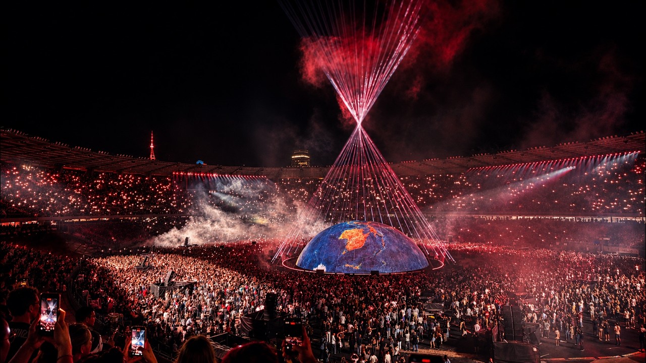 The globe stage during “Heartless” with the crowd