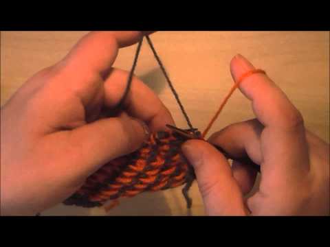 Fadenhaltung beim zweifarbigen Stricken