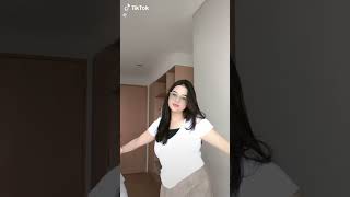 Download lagu cantik banget putih bening mulus banget cewek cantik bahenol montok padat berisi bohay mp3