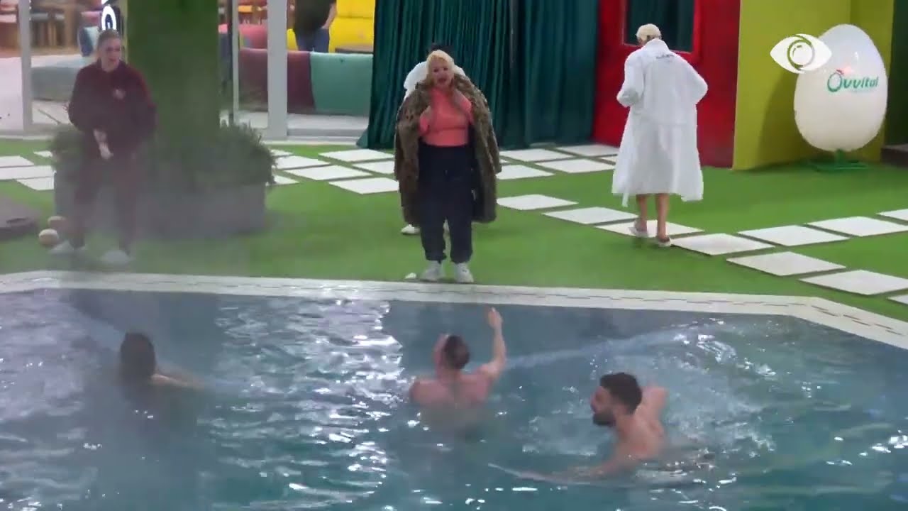 Bie gongu/ Banorët zhyten në pishinë në kërkim të monedhës