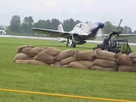 23. aviatická pouť - P-51D po přistání roluje