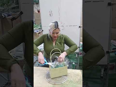 Little Floral Basket arrangements Arreglo basico de bolsita paso a paso