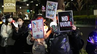 Ciudadanos japoneses se manifiestan contra la expansión militar y la revisión de la Constitución