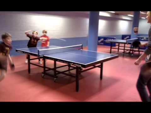 Gustaf Ericson spelar rundpingis med knattarna