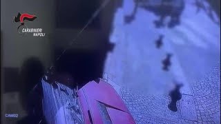 Le immagini della rapina violenta alla 77enne in pieno giorno a Napoli