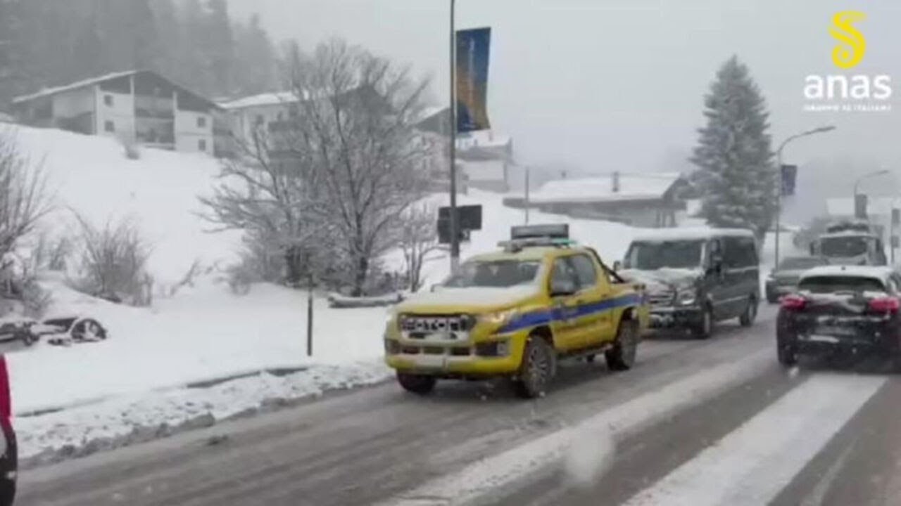 Forte nevicata sulla Statale 51 vicino Belluno, in corso operazioni Anas per pulire la strada