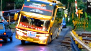 Download lagu KONVOI OLENG BUS KUPU KUPU AYU PURWOKERTO MELEWATI REL KERETA API mp3