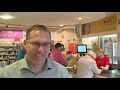 Supermarkt puilt uit door vele pakketjes
