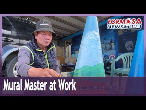 Artista mural ilumina as ruas da vila de Hualien com uma impressionante fileira de retratos