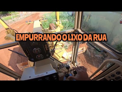EMPURRANDO O LIXO DA RUA / Motoniveladora caterpillar 120k grader niveleuse patrola motoconformadora
