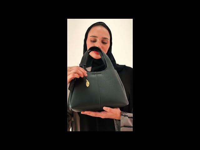 شنطة مميزة بمقاس متوسط بلون أسود