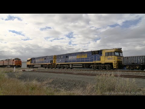 5MP2 Steel Train crosses 7922V (22/4/2021) - PoathTV Australian Railways
