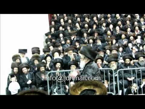 Visnitz Rebbe R' Mendel In Boro park Chanukah 5773