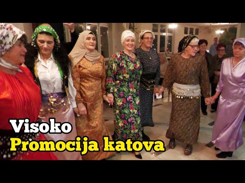 Žene u dimijama zaigrale kolo - Bosansko sijelo Visoko hotel Piramida Sunca 28.01.2023.